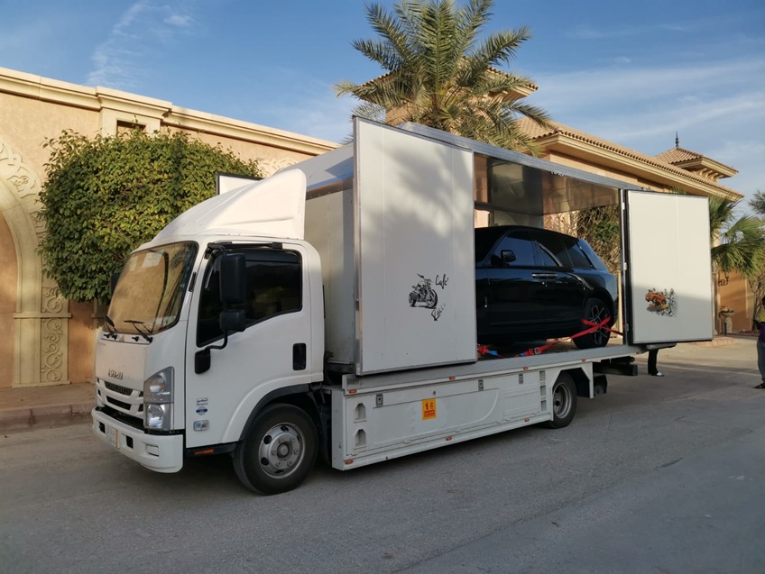 سطحة مغلقة لنقل السيارات الفاخرة